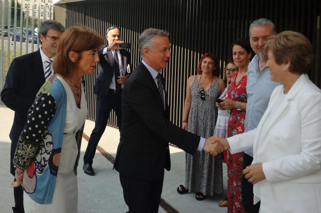 El lehendakari, Iñigo Urkullu, durante su visita al instituto bilbaíno de Pagasarribide
