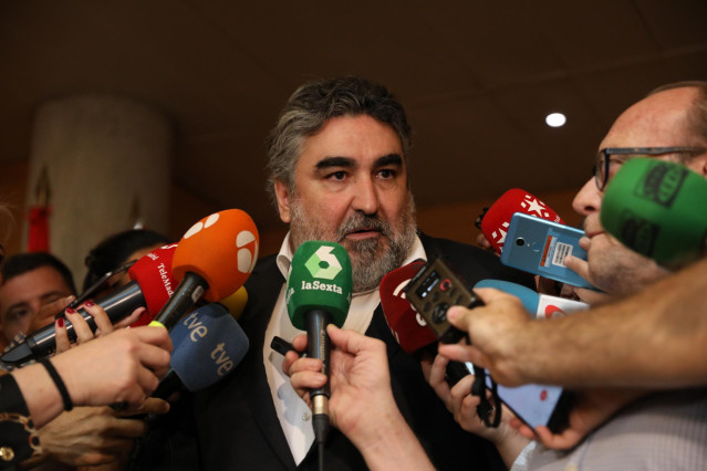 El portavoz adjunto del PSOE en la Asamblea de Madrid, José Manuel Rodríguez Uribes, ofrece declaraciones a los medios de comunicación tras presentar un escrito en la Mesa de la Asamblea para pedir al presidente que reconsidere el pleno de investidura.