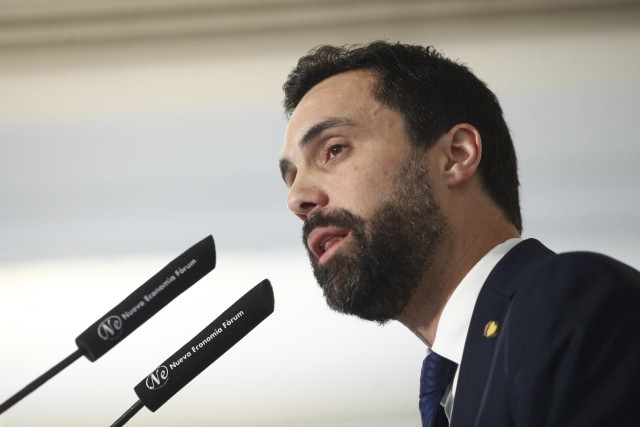 El presidente del Parlamento de Cataluña, Roger Torrent, interviene en un Desayuno Informativo del Fórum Europa en el Hotel Westin Palace de Madrid.