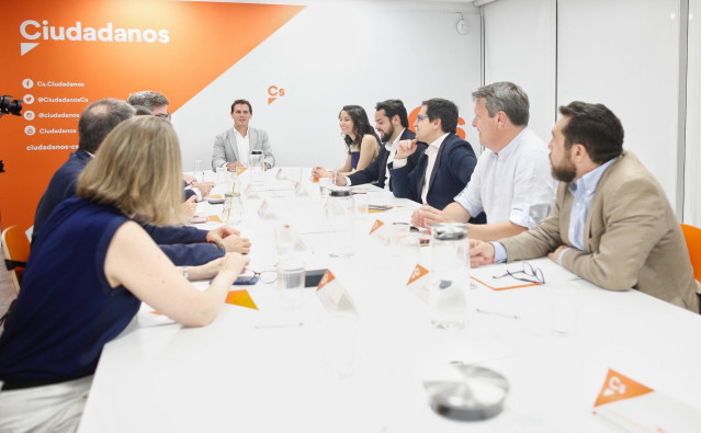 El líder de Ciudadanos, Albert Rivera, preside  la reunión del Comité Permanente del partido en su sede. A su izquierda, la portavoz de la Ejecutiva y Secretaria de Formación de Cs, Inés Arrimadas, entre otros miembros del partido.