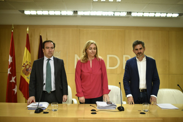 (I-D) El delegado de Medio Ambiente y Movilidad de Madrid, Borja Carabante; la portavoz del Ayuntamiento y delegada de Seguridad y Emergencias, Inmaculada Sanz; y el delegado de Familias, Igualdad y Bienestar social, José Aniorte, durante una reunión de l