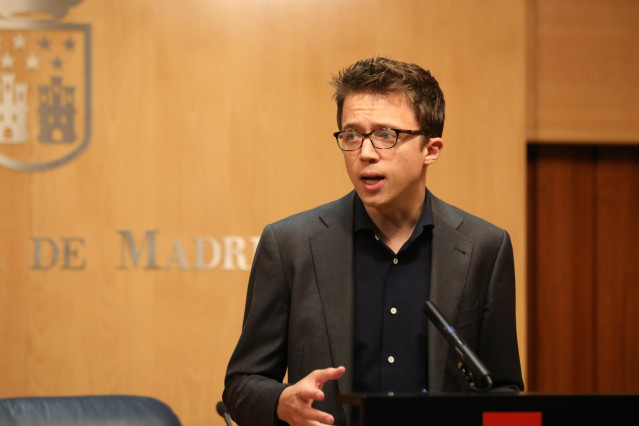 El portavoz de Más Madrid en la Asamblea de Madrid, Íñigo Errejón, ofrece declaraciones a los medios de comunicación tras la reunión de la Junta de Portavoces de los Grupos Parlamentarios en la Asamblea de Madrid.
