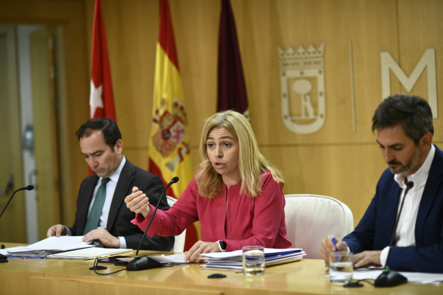 (I-D) El delegado de Medio Ambiente y Movilidad de Madrid, Borja Carabante; la portavoz del Ayuntamiento y delegada de Seguridad y Emergencias, Inmaculada Sanz; y el delegado de Familias, Igualdad y Bienestar social, José Aniorte, durante una reunión de l