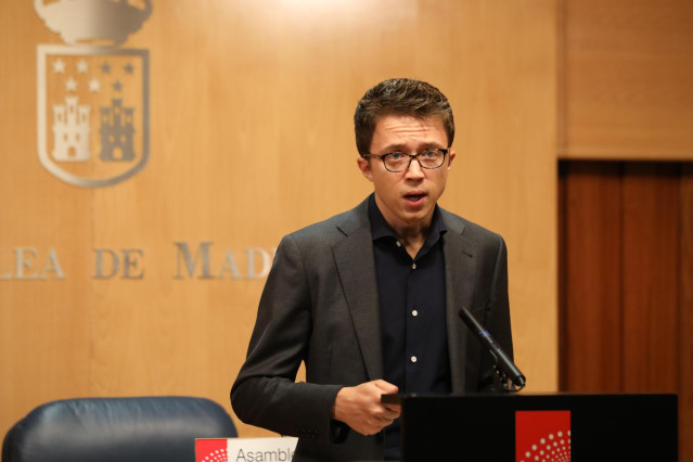 El portavoz de Más Madrid en la Asamblea de Madrid, Íñigo Errejón, ofrece declaraciones a los medios de comunicación tras la reunión de la Junta de Portavoces de los Grupos Parlamentarios en la Asamblea de Madrid.