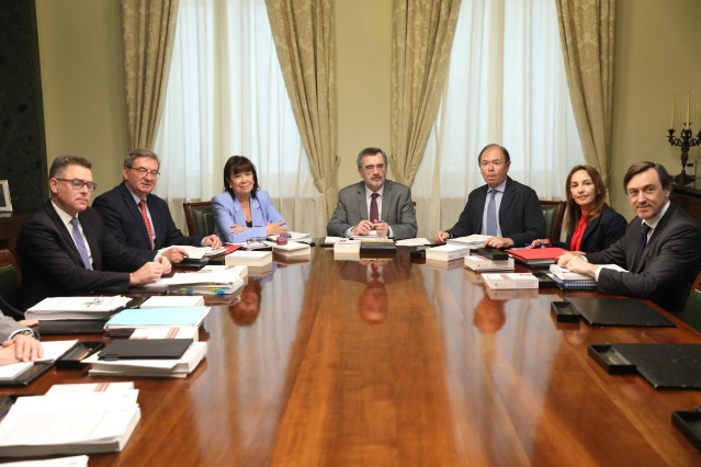 (I-D) El secretario tercero del Senado, Imanol Landa; el secretario primero del Senado, Fernando Martínez; la vicepresidenta primera, Cristina Narbona; el presidente del Senado, Manuel Cruz; el vicepresidente segundo, Pío García-Escudero; la secretaria se