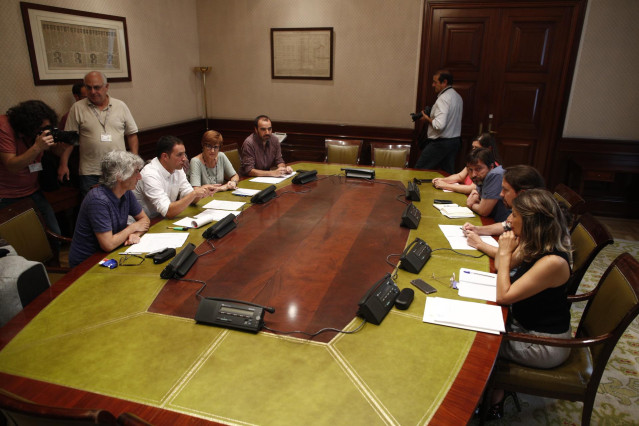 Reunión de Unidas Podemos con el sindicato ELA  ( Eusko Langileen Alkartasuna-Solidaridad de los Trabajadores Vascos) en el Congreso de los Diputados. A la derecha de la imagen, el secretario general de Podemos, Pablo Iglesias (3i); la portavoz de Galicia