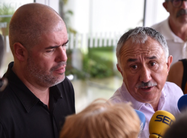 (Derecha) El secretario general de UGT, Pepe Álvarez, responde a los medios con la presencia del secretario general de CCOO, Unai Sordo, en el simposio sobre 