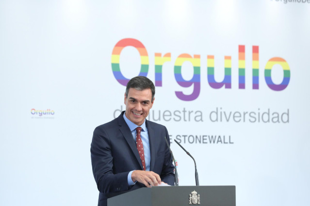 El presidente del Gobierno en funciones, Pedro Sánchez, durante su intervención en el acto de recibimiento a representantes del colectivo LGTBI en La Moncloa.