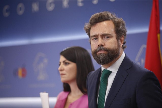 Acompañado de la diputada Macarena Olona (i) , el portavoz del Grupo Parlamentario de VOX en el Congreso y cabeza del comité negociador, Iván Espinosa de los Monteros, ofrece una rueda de prensa en el Congreso de los Diputados.