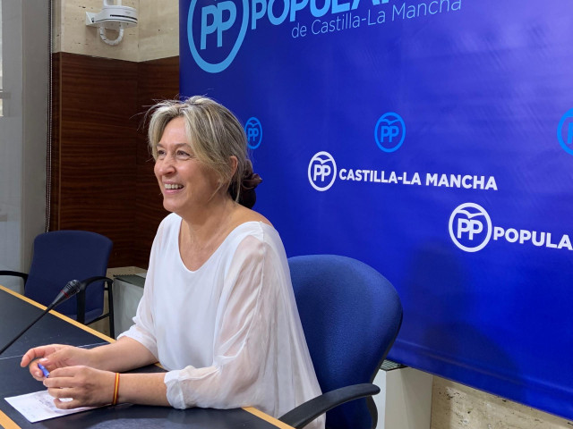 Ana Guarinos en rueda de prensa en las Cortes