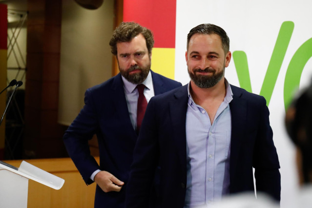 El presidente de VOX, Santiago Abascal (d), acompañado del portavoz del partido, Iván Espinosa de los Monteros, llega a una rueda de prensa.