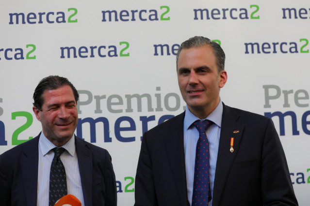El secretario general de Vox, Javier Ortega Smith (d), durante la entrega de los premios Merca2.