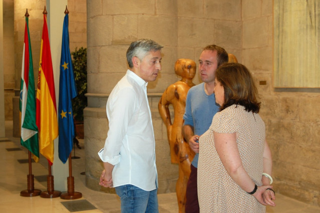 El secretario general del PSOE, Francisco Ocón; la diputada de IU Henar Moreno; y el coordinador general de IU, Diego Mendiola