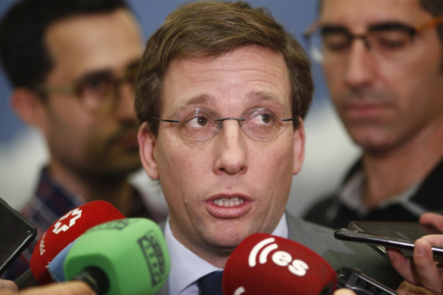 El alcalde de Madrid, José Luis Martínez-Almeida, ofrece declaraciones a los medios de comunicación antes de la celebración de una sesión plenaria en el Ayuntamiento de Madrid.