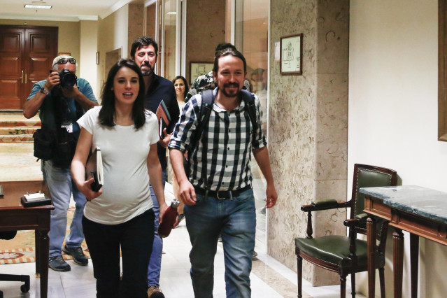 El secretario general de Unidas Podemos, Pablo Iglesias y la portavoz parlamentaria de Unidas Podemos, Irene Montero a su llegada a la reunión de la mesa política del Grupo Confederal del partido.