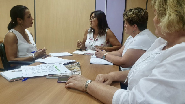 La presidenta del Parlamento y diputada de Ciudadanos (Cs), Marta Bosquet, con la responsable estatal de Mujer en COAG y presidenta de la Confederación de Asociaciones de Mujeres del Medio Rural en Andalucía, Inmaculada Idáñez