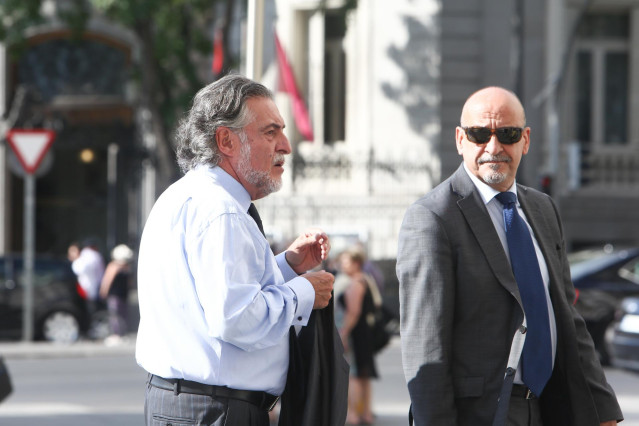 El portavoz del Grupo Socialista en el Ayuntamiento de Madrid, Pepu Hernández, entra a la entrega de los Premios Triángulo 2019 en el Palacio de Cibeles de Madrid.