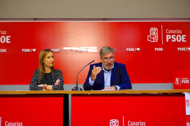 El secretario de Organización del PSOE Canarias, Jorge González, y la vicesecretaria general regional, Nira Fierro