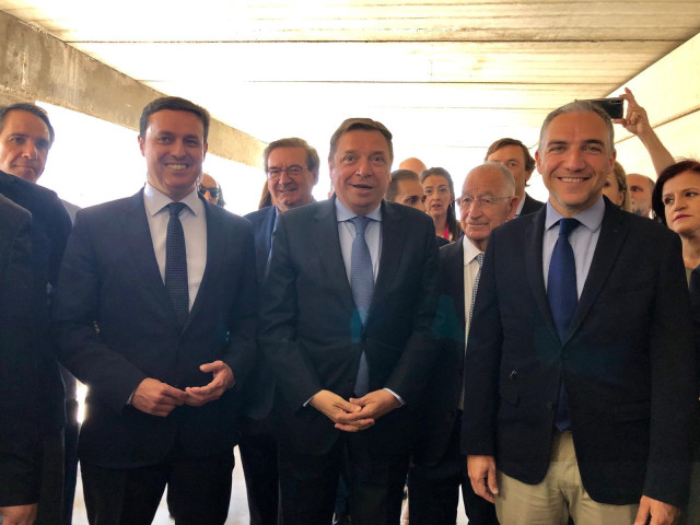 El ministro en funciones de Política Territorial, Luis Planas (en el centro de la imagen), y el consejero de Presidencia de la Junta de Andalucía, Elías Bendodo (a la derecha), en una fotografía de archivo.