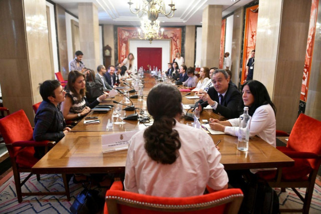 El líder de Unidas Podemos, Pablo Iglesias y la secretaria de Internacional del partido, Idoia Villanueva, con embajadores y diplomáticos europeos