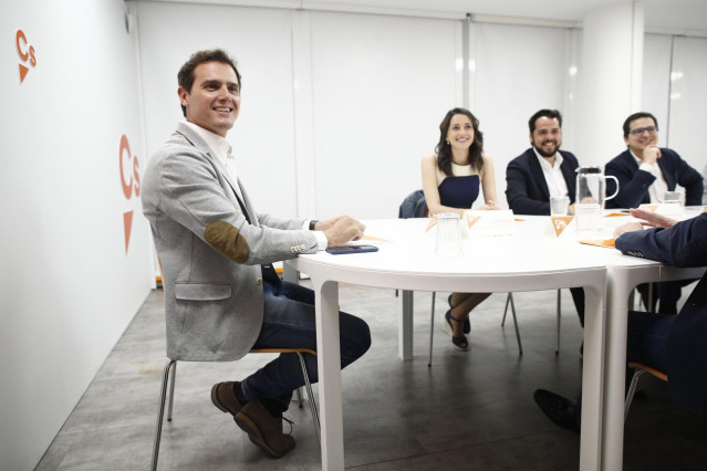 El líder de Ciudadanos, Albert Rivera, preside  la reunión del Comité Permanente del partido en su sede. La acompañan a su izquierda, la portavoz de la Ejecutiva y Secretaria de Formación de Cs, Inés Arrimadas; el secretario de Comunicación, Fernando de P