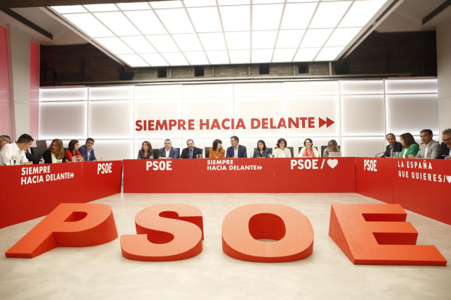 Foto de familia de la reunión de la Ejecutiva Federal del PSOE. Presiden, de izquierda a derecha: la ministra de Transición Ecológica en funciones, Teresa Ribera; ; el secretario Ejecutivo Coordinación Territorial del PSOE, Santos Cerdán; el secretario de