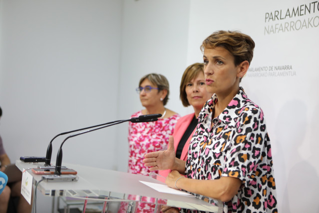 (I-D) La Coordinadora de Izquierda Unida de Navarra, Marisa de Simón; la jefa del Ejecutivo en funciones y líder de Geroa Bai, Uxue Barkos, y la secretaria general de PSN, María Chivite, durante la rueda de prensa tras cerrarse el preacuerdo entre PSN, Ge