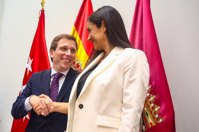 El alcalde de Madrid, José Luis Martínez-Almeida, y la vicealcaldesa de Madrid, Begoña Villacís, tras la sesión de investidura el pasado 15 de junio.