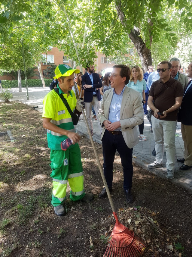 El alcalde de Madrid, José Luis Martínez Almeida, conversa con un operario de limpieza durante su visita al distrito de Usera donde se pone en marcha uno de los planes de choque de limpieza de la capital.
