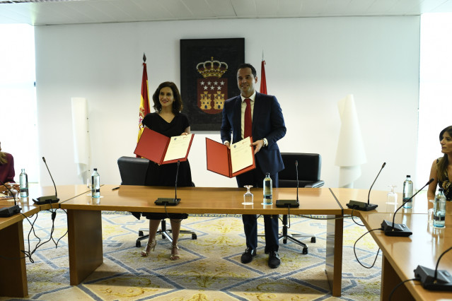 La candidata del PP a la presidencia de la Comunidad de Madrid, Isabel Díaz Ayuso y el candidato de Ciudadanos a la presidencia de la Comunidad de Madrid, Igancio Aguado, muetran los documentos firmados tras cerrar un acuerdo a 48 horas del pleno de inves