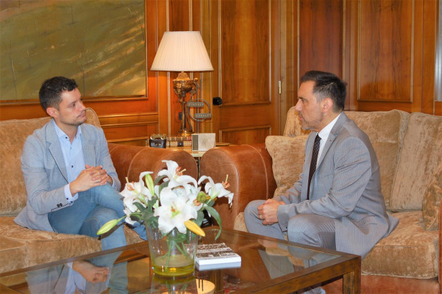 El portavoz del Grupo Parlamentario Socialista, Raúl Díaz, reunido con el presidente de la Cámara riojana, Jesús María García, en la ronda de contactos previos a la investidura