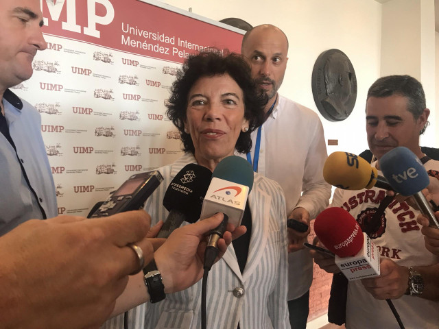 La portavoz del Gobierno y ministra de Educación en funciones, Isabel Celaá, atiende a los medios en la Universidad Internacional Menéndez Pelayo