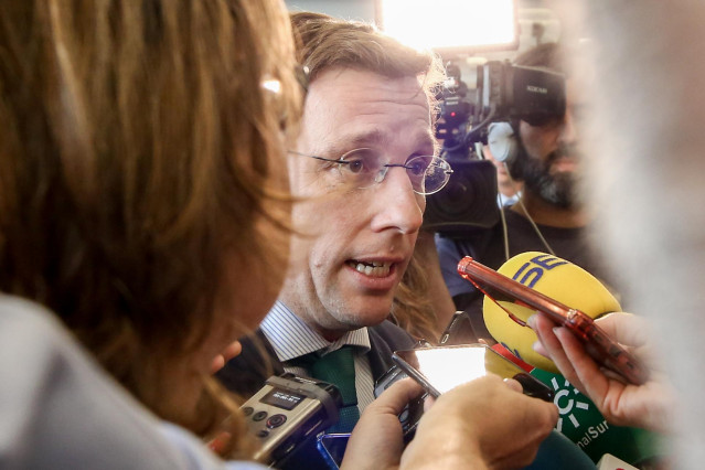 El alcalde de Madrid, José Luis Martínez-Almeida, llega al acto 'La Razón de...'. organizado por la Razón.