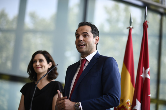 La candidata del PP a la presidencia de la Comunidad de Madrid, Isabel Díaz Ayuso y el candidato de Ciudadanos a la presidencia de la Comunidad de Madrid, Igancio Aguado, durante la rueda de prensa tras  cerrar un acuerdo a 48 horas del pleno de investidu