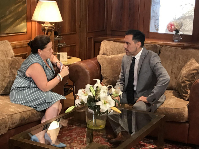 La portavoz del Grupo Parlamentario Mixto, Hemar Moreno, reunida con el presidente del Parlamento riojano, Jesús María García, en la ronda de contactos previa a la investidura