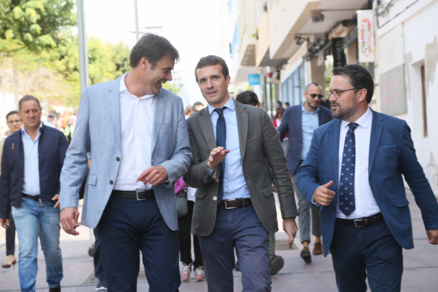 El candidato del partido al Ayuntamiento de Puerto del Rosario, Fernando Enseñat; el presidente del Partido Popular, Pablo Casado; y el presidente de los populares de Canarias, Asier Antona, en la capital de Fuerteventura, Puerto del Rosario.