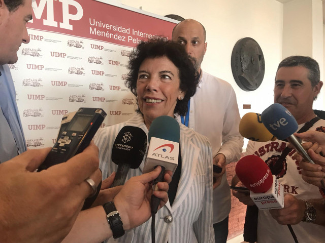 La portavoz del Gobierno y ministra de Educación en funciones, Isabel Celaá, atiende a los medios en la Universidad Internacional Menéndez Pelayo (UIMP)