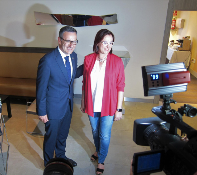 El secretario general del PSRM, Diego Conesa, con diputada regional y la candidata a la Presidencia de la CARM por Ciudadanos, Isabel Franco