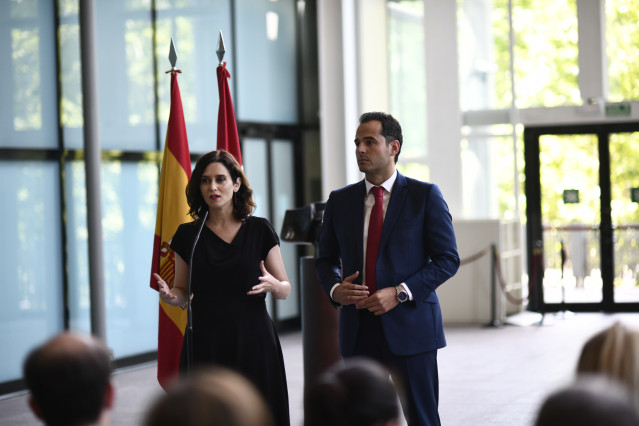 La candidata del PP a la presidencia de la Comunidad de Madrid, Isabel Díaz Ayuso y el candidato de Ciudadanos a la presidencia de la Comunidad de Madrid, Igancio Aguado, durante la rueda de prensa tras  cerrar un acuerdo a 48 horas del pleno de investidu