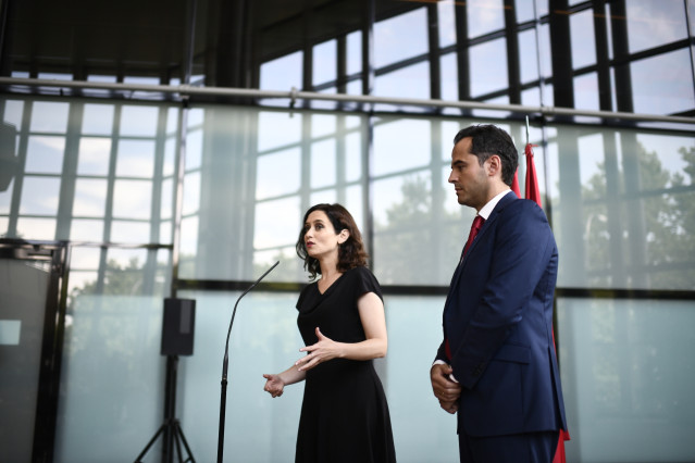 La candidata del PP a la presidencia de la Comunidad de Madrid, Isabel Díaz Ayuso y el candidato de Ciudadanos a la presidencia de la Comunidad de Madrid, Igancio Aguado, durante la rueda de prensa tras  cerrar un acuerdo a 48 horas del pleno de investidu