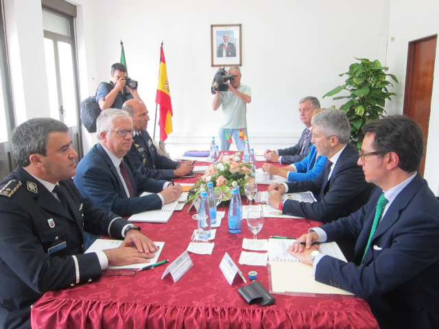 El ministro del Interior en funciones, Fernando Grande-Marlaska, y el ministro de Administración Interna de Portugal, Eduardo Cabrita, durante la reunión mantenida este lunes en Valença (Portugal)