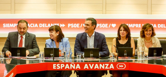 (I-D) El ministro de Fomento en funciones, José Luis Ábalos; la presidenta del PSOE, Cristina Narbona; el secretario general del PSOE y presidente del Gobierno en funciones, Pedro Sánchez; la vicesecretaria general del PSOE, Adriana Lastra y la vicepresid