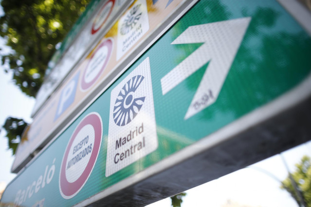 Señal de tráfico de Madrid Central con la indicación de 'Circulación Prohibida Excepto Autorizados'.