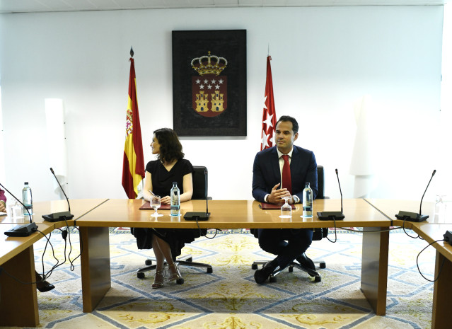 La candidata del PP a la presidencia de la Comunidad de Madrid, Isabel Díaz Ayuso y el candidato de Ciudadanos a la presidencia de la Comunidad de Madrid, Igancio Aguado, durante la reunión para cerrar un acuerdo a 48 horas del pleno de investidura sin ca