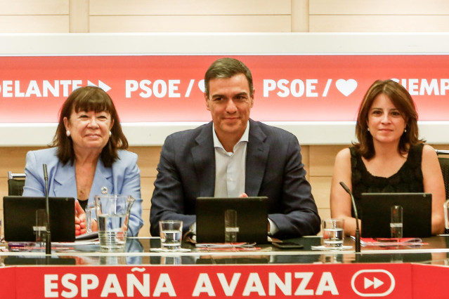 (I-D) La presidenta del PSOE, Cristina Narbona, el secretario general del PSOE y presidente del Gobierno en funciones, Pedro Sánchez y la vicesecretaria general del PSOE, Adriana Lastra, durante la reunión de la Comisón Ejecutiva Federal del partido.