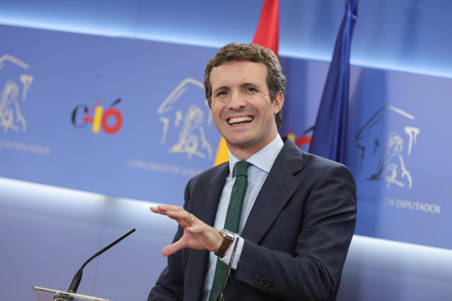 Rueda de prensa del presidente del PP, Pablo Casado, tras reunirse con el presidente del Gobierno en funciones, Pedro Sánchez, en el Congreso de los diputados para hablar sobre la investidura.