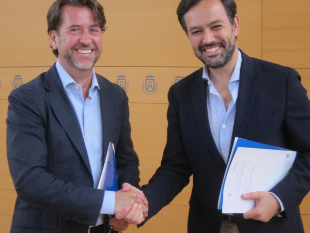Carlos Alonso y Lope Afonso, tras la firma del pacto