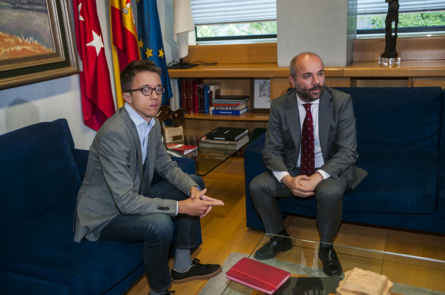 El presidente de la Asamblea de Madrid, Juan Trinidad (2i), se reúne con el portavoz de Más Madrid en la Asamblea de Madrid y candidato a presidir la comunidad, Íñigo Errejón (1i), en una segunda ronda de contactos para proponer un diputado a la presidenc