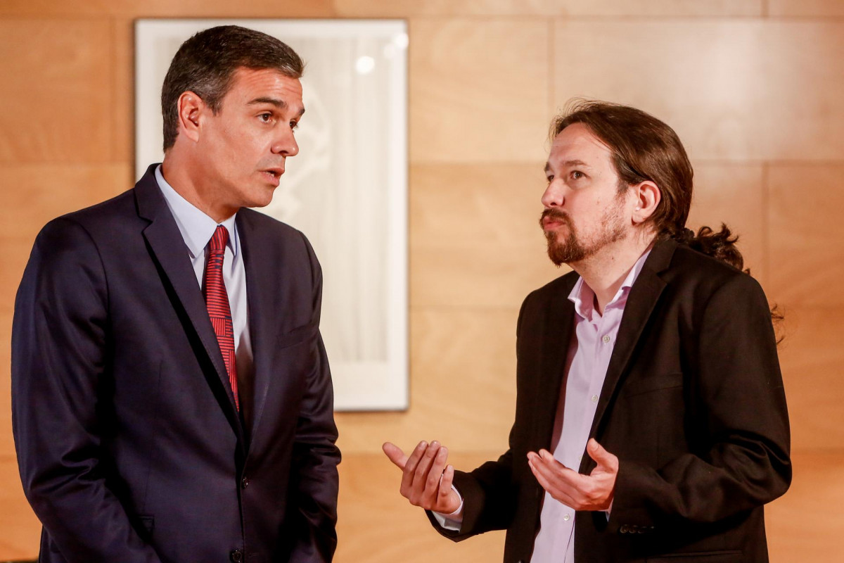 El presidente del Gobierno en funciones, Pedro Sánchez (1i), se reúne con el secretario general de Unidas Podemos, Pablo Iglesias (2i), de cara a la sesión de investidura que comienza el 22 de juli