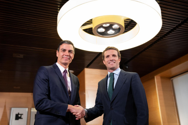 El presidente del Gobierno en funciones, Pedro Sánchez, en la última reunión con Pablo Casado en el Congreso
